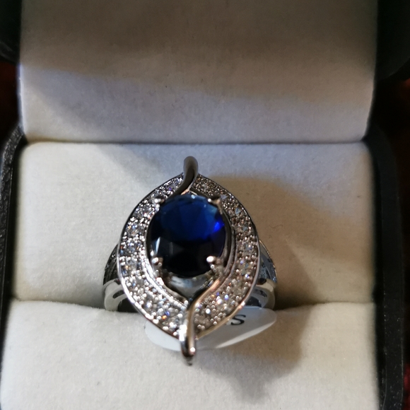 Blue and White Sapphire - Picture 4 of 4